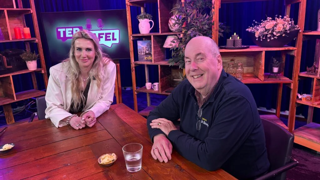 Charlotte te Pas en Cees van Doodeweerd in de studio van XON TV